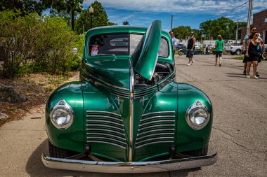 Des Moines, IA - 2 Temmuz 2022: Yerel bir araba fuarında 1940 Plymouth Business Coupe 'nin yüksek perspektifli görüntüsü.