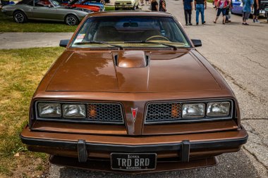 Des Moines, IA - 2 Temmuz 2022: 1979 Pontiac Sunbird Spor Coupe 'nin yerel bir araba fuarında yüksek perspektifli ön görüntüsü.