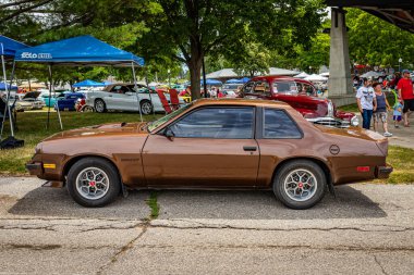 Des Moines, IA - 2 Temmuz 2022: 1979 Pontiac Sunbird Spor Coupe 'nin yerel bir araba fuarında yüksek perspektifli yan görüntüsü.