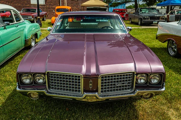 美国密歇根州得梅因市 2022年7月2日 在当地车展上高瞻远瞩的1972年Oldsmobile Cutlass Supreme Hardtop Coupe — 图库照片