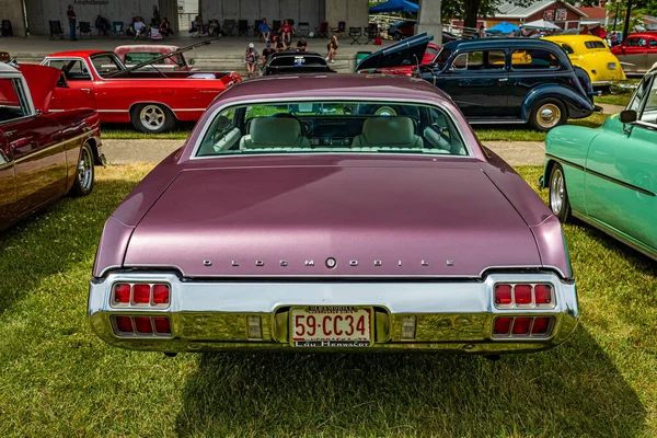 Des Moines July 2022 High Perspective Back View 1972 Oldsmobile — 스톡 사진