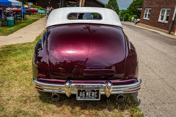 Des Moines July 2022 High Perspective Back View 1946 Ford — 스톡 사진