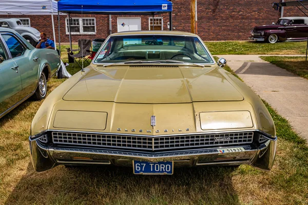 Des Moines Juli 2022 Högt Perspektiv Framför 1967 Oldsmobile Toronado — Stockfoto