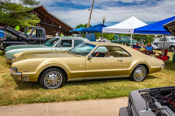 stock image Des Moines, IA - July 02, 2022: High perspective side view of a 1967 Oldsmobile Toronado Deluxe Coupe at a local car show.