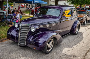 Des Moines, IA - 2 Temmuz 2022: 1938 Chevrolet Master Deluxe 2 Door Sedan 'ın yüksek perspektifli ön köşe görüntüsü.