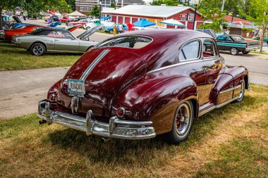 Des Moines, IA - 2 Temmuz 2022: 1948 Pontiac Torpido 8 Silver Streak Coupe yerel bir araba fuarında yüksek perspektifli arka köşe görüntüsü.