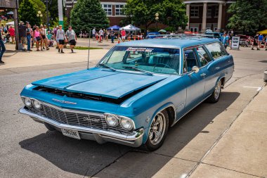 Des Moines, IA - 2 Temmuz 2022: 1965 Chevrolet Impala Station Wagon 'un yüksek perspektifli ön köşesi yerel bir araba fuarında.