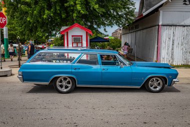 Des Moines, IA - 2 Temmuz 2022: 1965 Chevrolet Impala Station Wagon 'un yüksek perspektifli yan görüntüsü.
