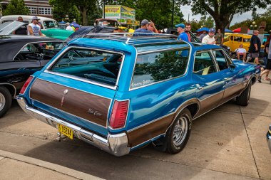 Des Moines, IA - 2 Temmuz 2022: 1971 Oldsmobile Vista Cruiser Station Wagon 'un yüksek perspektifli arka köşe görüntüsü.