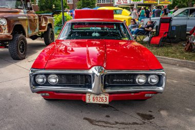 Des Moines, IA - 2 Temmuz 2022: 1968 Pontiac Lemans 2 Door Hardtop yerel bir araba fuarında yüksek perspektifli görüş.