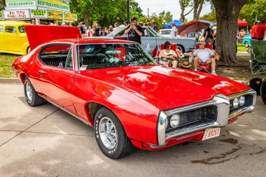 Des Moines, IA - 2 Temmuz 2022: 1968 Pontiac Lemans 2 Door Hardtop yerel bir otomobil fuarında yüksek perspektifli ön köşe görüntüsü.