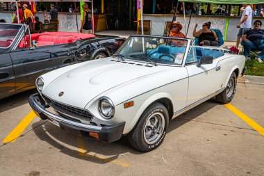 Des Moines, IA - 2 Temmuz 2022: 1979 model bir Fiat 124 Spider 2000 'in yüksek perspektifli ön köşeli görüntüsü.