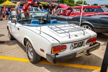 Des Moines, IA - 2 Temmuz 2022: 1979 model bir Fiat 124 Spider 2000 'in yüksek perspektifli arka köşeli görüntüsü.