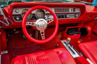 Des Moines, IA - 2 Temmuz 2022: Yerel bir araba fuarında 1967 model bir Oldsmobile Cutlass Supreme Convertible 'in yüksek perspektifli iç görünümü.
