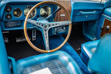 Des Moines, IA - 2 Temmuz 2022: Yerel bir araba fuarında 1969 AMC Javelin SST 2 Door Hardtop iç görünümü.