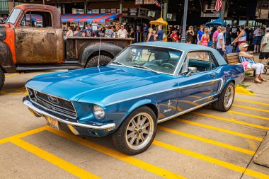 Des Moines, IA - 2 Temmuz 2022: 1968 Ford Mustang GT Hardtop Coupe 'nin yüksek perspektifli ön köşe görüntüsü yerel bir araba fuarında.