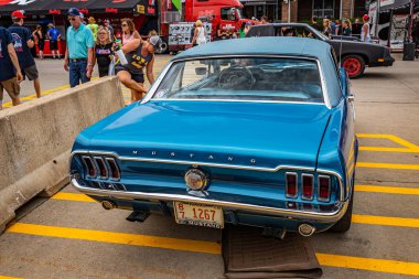 Des Moines, IA - 2 Temmuz 2022: 1968 Ford Mustang GT Hardtop Coupe 'nin yüksek perspektifli arka görüntüsü.