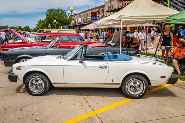 Des Moines, IA - 3 Temmuz 2022: 1979 model bir Fiat 124 Spider 2000 'in yüksek perspektifli yan görüntüsü.