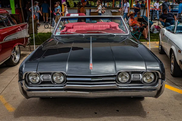 Des Moines Juli 2022 Högt Perspektiv Framför 1967 Oldsmobile Cutlass — Stockfoto