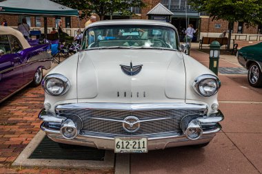 Des Moines, IA - 2 Temmuz 2022: 1956 Buick Century 2 Kapısı Hardtop 'ı yerel bir araba fuarında yüksek perspektifli görüş.
