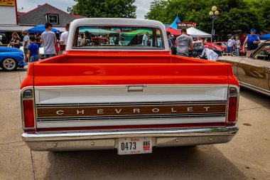 Des Moines, IA - 2 Temmuz 2022: 1971 Chevrolet Cheyenne C10 pikap kamyonunun yüksek perspektifli arka görüntüsü yerel bir araba fuarında.