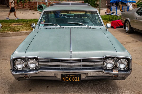 Des Moines Juli 2022 Högt Perspektiv Framför 1965 Oldsmobile Vista — Stockfoto