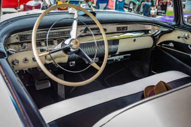 Des Moines, IA - 2 Temmuz 2022: 1956 Buick Century 2 Door Hardtop 'ın iç görünümü yerel bir araba fuarında.
