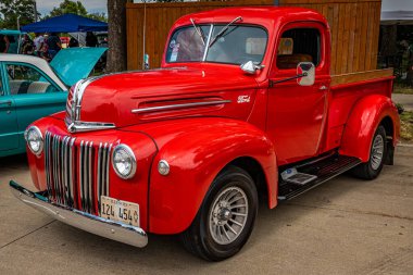 Des Moines, IA - 2 Temmuz 2022: Yerel bir araba fuarında 1947 model Ford F1 kamyonet manzarası.