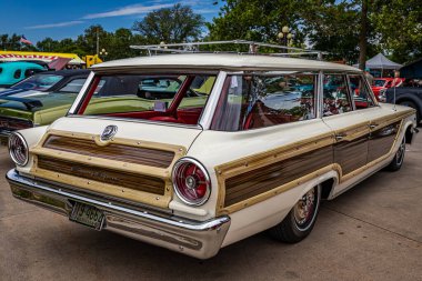 Des Moines, IA - 2 Temmuz 2022: 1963 Ford Country Squire Station Wagon 'un yüksek perspektifli arka köşe görüntüsü.