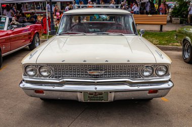 Des Moines, IA - 2 Temmuz 2022: 1963 Ford Country Squire Station Wagon 'un yüksek perspektifli manzarası yerel bir araba fuarında.