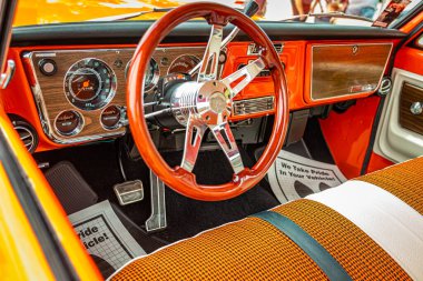 Des Moines, IA - 2 Temmuz 2022: 1971 Chevrolet Cheyenne C10 pikap kamyonunun iç görünümü yerel bir araba fuarında.