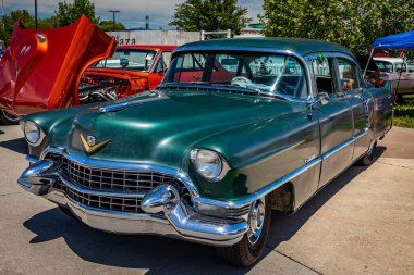 Des Moines, IA - 2 Temmuz 2022: 1955 Cadillac Serisi 62 4 Door Sedan 'ın yüksek perspektifli ön köşesi.