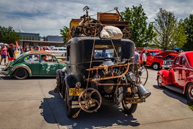 Des Moines, IA - 2 Temmuz 2022: 1929 Ford Model A Fordor Sedan 'ın yerel bir otomobil fuarındaki yüksek perspektifli dikiz görüntüsü.