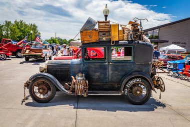 Des Moines, IA - 2 Temmuz 2022: 1929 Ford Model A Fordor Sedan 'ın yerel bir otomobil fuarındaki yüksek perspektifli yan görüntüsü.