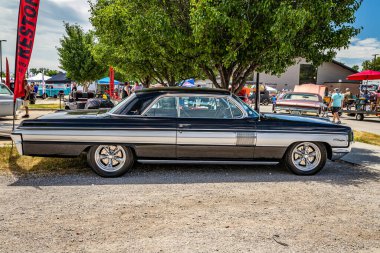 Des Moines, IA - 2 Temmuz 2022: Yerel bir otomobil fuarında 1962 model Oldsmobile Starfire Hardtop Coupe 'nin yüksek perspektifli yan görüntüsü.