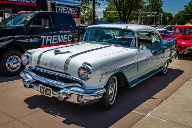 Des Moines, IA - 2 Temmuz 2022: 1956 Pontiac Star Chief 2 Door Hardtop yerel bir araba fuarının ön köşesi.