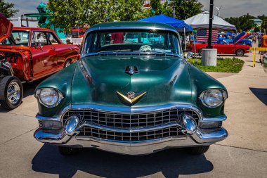 Des Moines, IA - 2 Temmuz 2022: 1955 Cadillac Serisi 62 4 Door Sedan 'ın yüksek perspektifli ön görüntüsü.