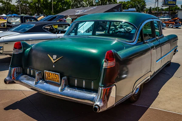 Des Moines Heinäkuu 2022 Korkean Perspektiivin Takakulma Näkymä 1955 Cadillac — kuvapankkivalokuva