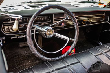 Des Moines, IA - 2 Temmuz 2022: 1968 Dodge Polara 4 Kapısı Hardtop 'ın iç görünümü yerel bir araba fuarında.