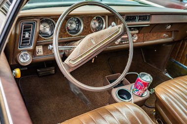Des Moines, IA - 2 Temmuz 2022: 1970 model bir Oldsmobile 442 Vista Cruiser Station Wagon 'un yüksek perspektifli iç görünümü.