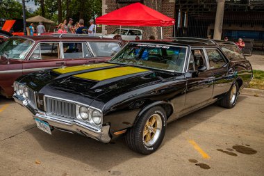 Des Moines, IA - 2 Temmuz 2022: 1970 Oldsmobile 442 Vista Cruiser Station Wagon 'un yüksek perspektifli ön köşe görüntüsü.