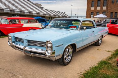 Des Moines, IA - 2 Temmuz 2022: 1964 Pontiac Bonneville 2 Kapı Hardtop manzaralı yerel bir araba fuarında.