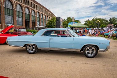 Des Moines, IA - 3 Temmuz 2022: 1964 Pontiac Bonneville 2 Door Hardtop 'ın yüksek perspektifli yan görüntüsü.