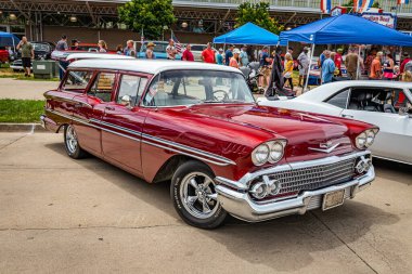 Des Moines, IA - 2 Temmuz 2022: 1958 Chevrolet Brookwood İstasyon Wagon 'unun yüksek perspektifli ön köşesi yerel bir araba fuarında.