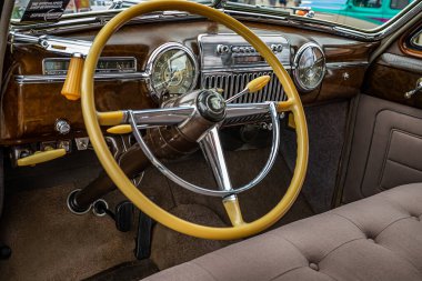 Des Moines, IA - 2 Temmuz 2022: Yerel bir araba fuarında, 1947 model bir Cadillac Serisi 75 Fleetwood Limuzin 'in yüksek perspektifli iç görünümü.