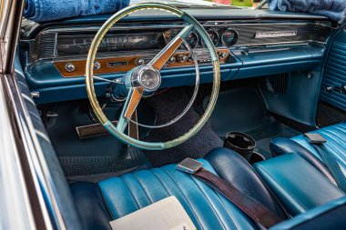 Des Moines, IA - 2 Temmuz 2022: 1964 Pontiac Bonneville 2 Door Hardtop 'ın detaylı iç görünümü yerel bir araba fuarında.
