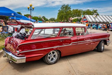 Des Moines, IA - 2 Temmuz 2022: 1958 Chevrolet Brookwood Station Wagon 'un yüksek perspektifli arka köşesi.