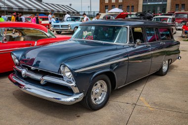 Des Moines, IA - 2 Temmuz 2022: Yerel bir araba fuarında 1955 Plymouth Belvedere Station Wagon 'un yüksek perspektifli ön köşe görüntüsü.