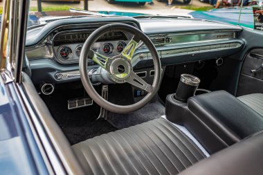 Des Moines, IA - 2 Temmuz 2022 Geniş açı yüksek perspektif detaylı iç görünüm 1960 Pontiac Ventura 2 Kapı Spor Coupe yerel bir araba fuarında.