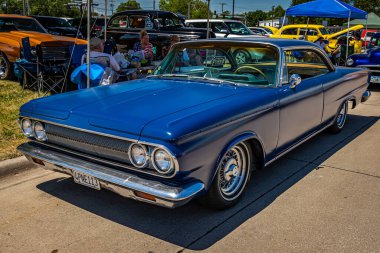 Des Moines, IA - 2 Temmuz 2022: 1964 Dodge Custom 880 Hardtop Coupe 'nin yüksek perspektifli ön köşe görüntüsü.